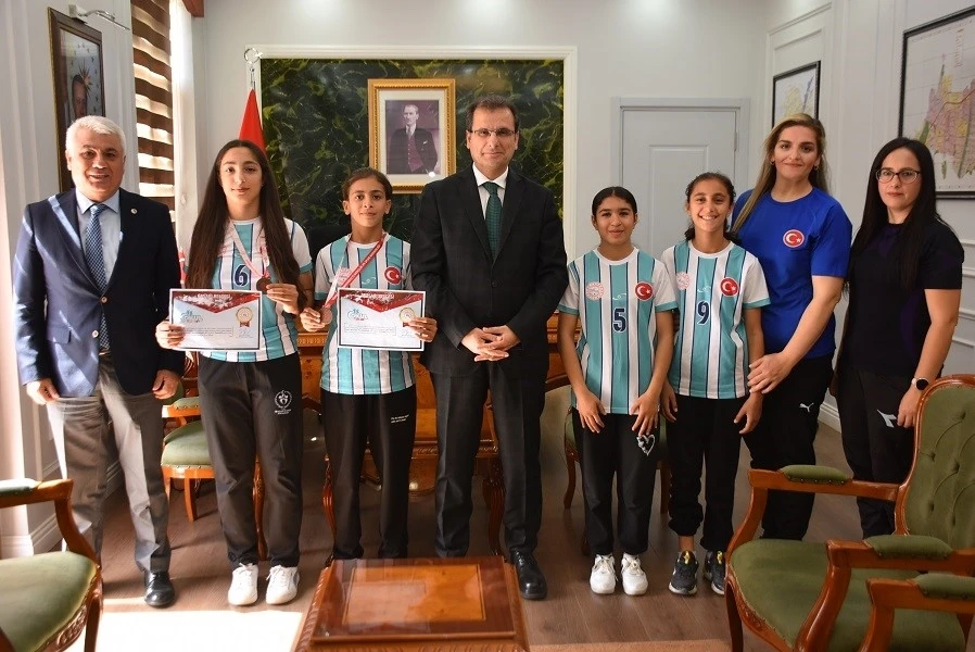 Kazandıkları madalyaların mutluluğunu kaymakamla paylaştılar
