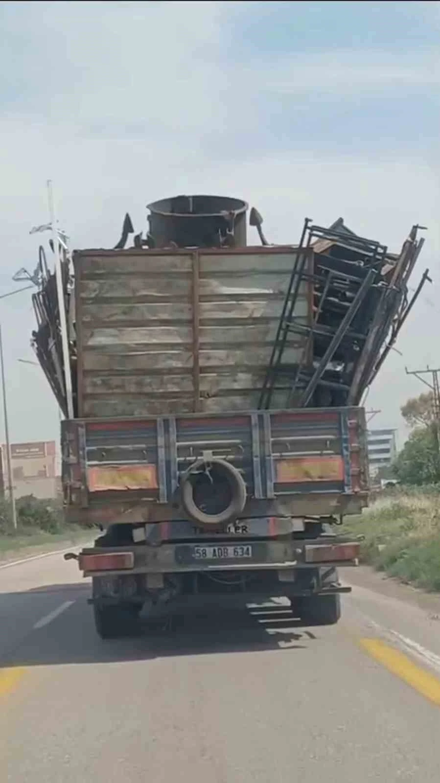 Kazaya davetiye çıkararak yük taşıyan sürücüye ceza yağdı

