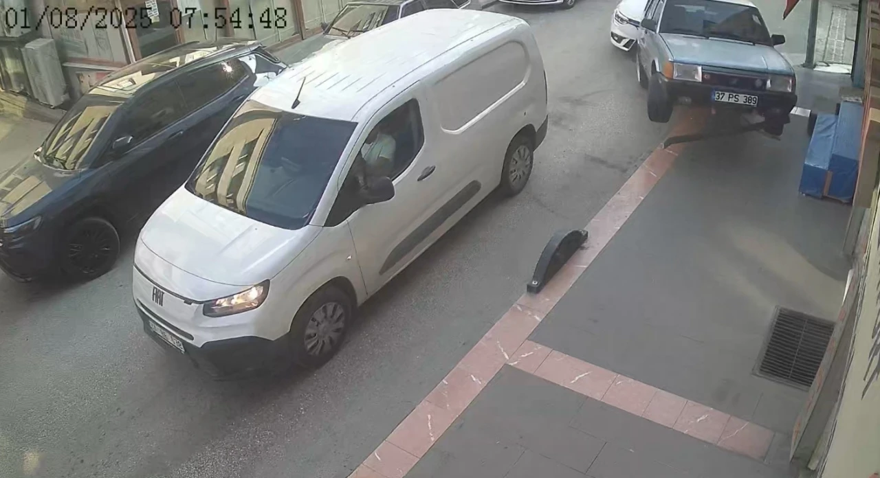 Kazaya karışan iki araç savrularak iş yerlerinin duvarına çarptı: 1 yaralı
