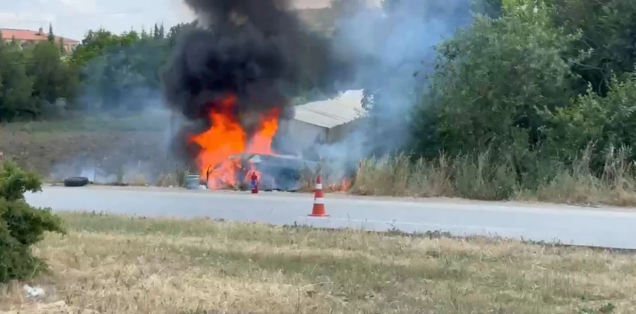 Kazaya karışan midibüs, kazadan 1 saat sonra yandı

