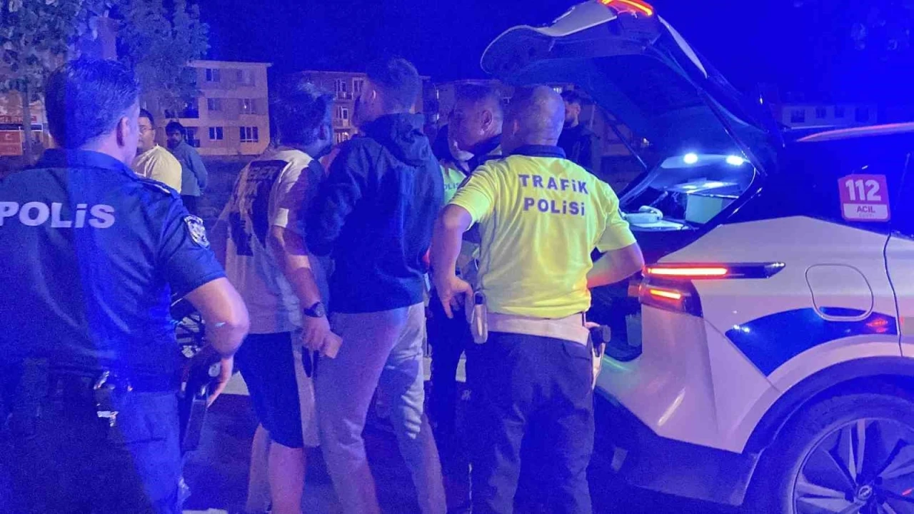 Kazaya karışan otomobilin alkollü yolcusu polis ekiplerine zorluk çıkarttı
