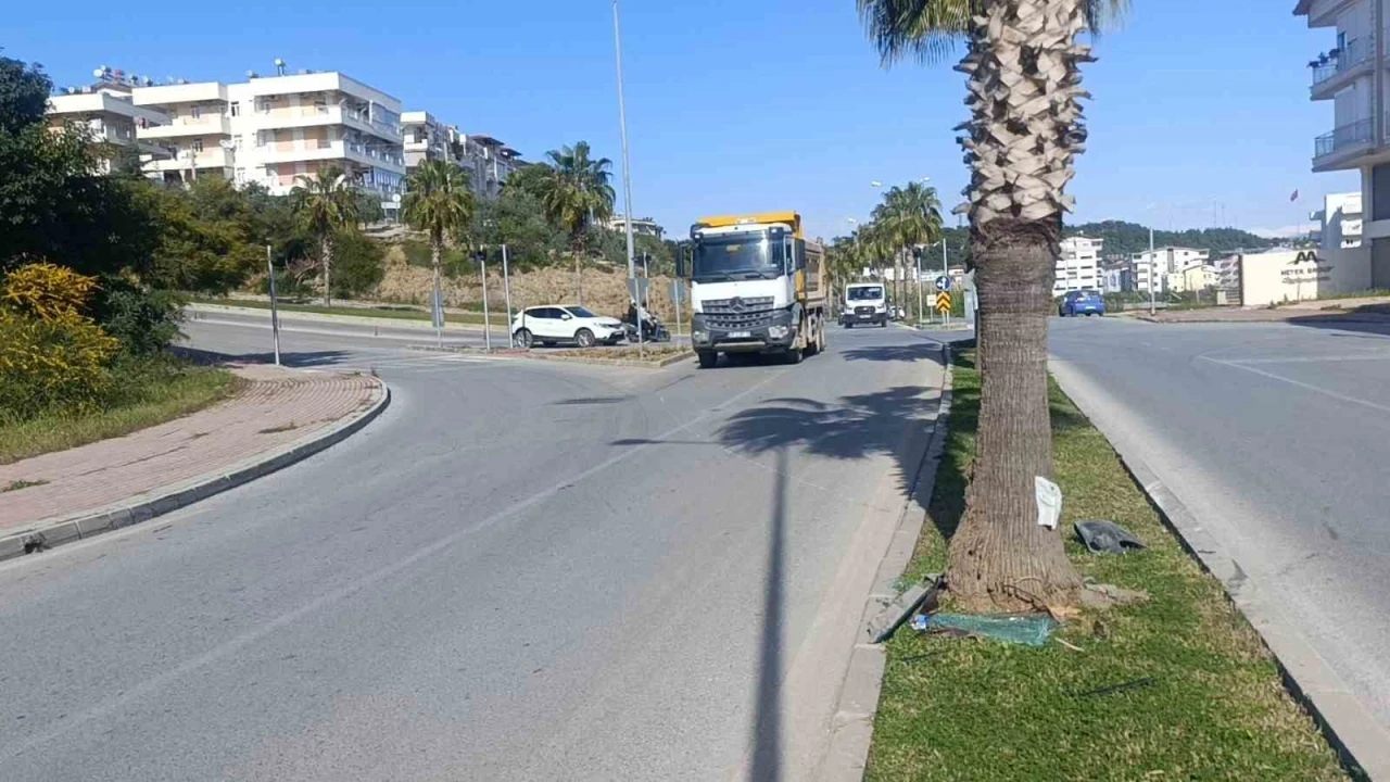 Kazaya karışan otomobilin palmiyeye &ccedil;arpma anı kamerada
