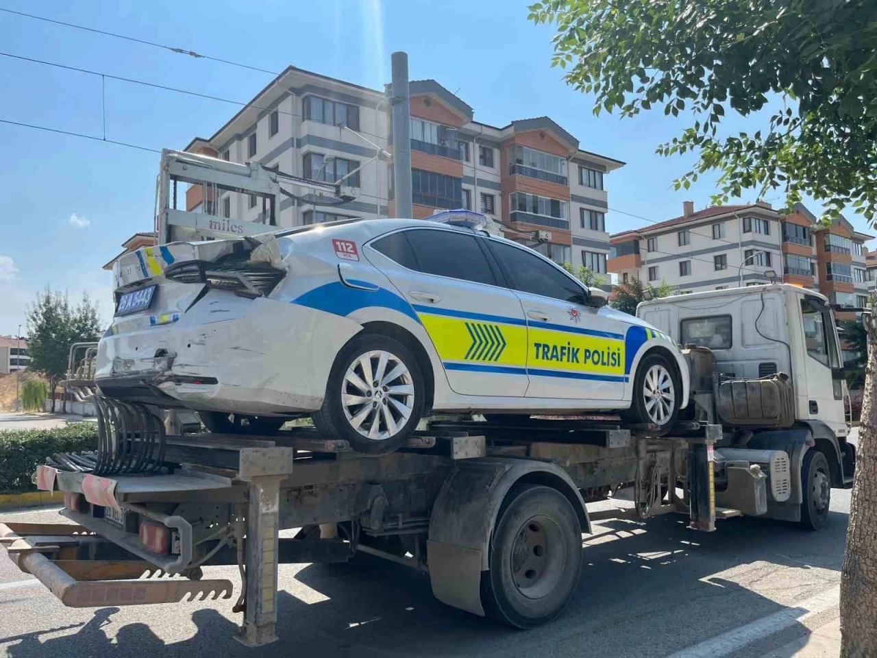 Kazayı inceleyen polisin aracına kontrolden çıkan otomobil çarptı: 1’i polis 3 yaralı
