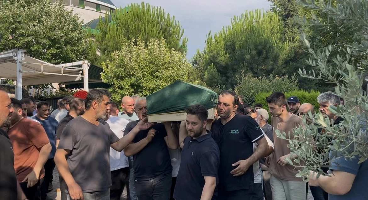 Kazazedelere yardım etmek isterken akıma kapılarak &ouml;len gen&ccedil; toprağa verildi
