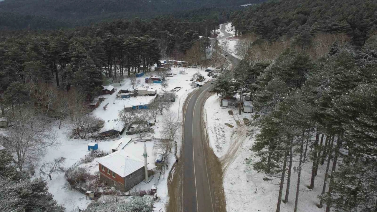 Kazdağları&rsquo;na beklenen kar geldi: Y&uuml;ksek kesimler beyaza b&uuml;r&uuml;nd&uuml;
