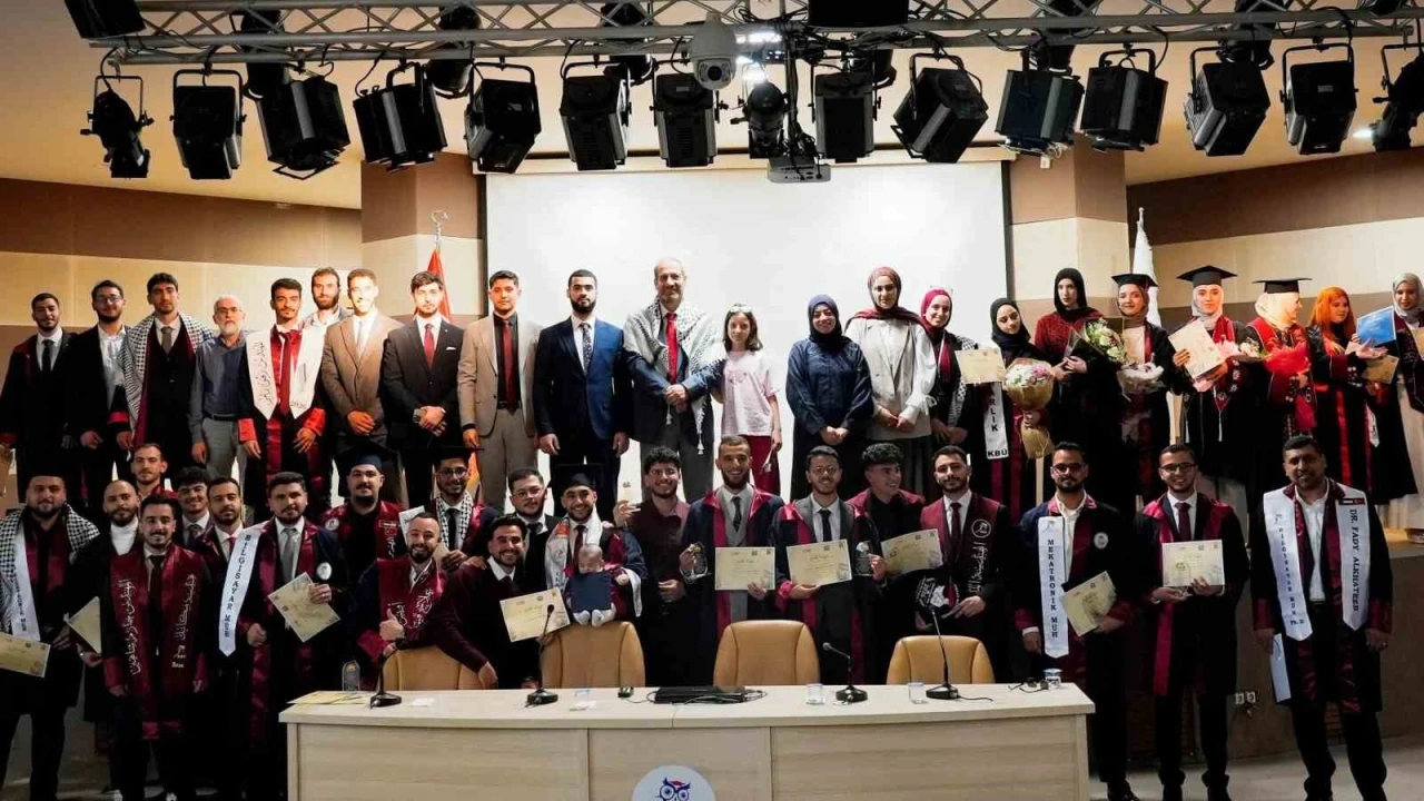 KB&Uuml;&rsquo;de Filistinli &ouml;ğrenciler mezuniyet sevinci yaşadı
