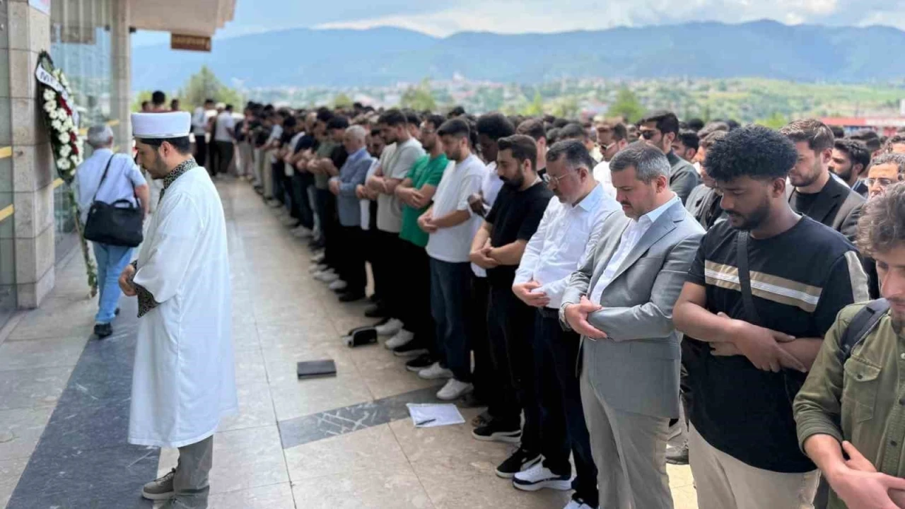 KB&Uuml;&rsquo;de hayatını kaybeden &ouml;ğrenciler i&ccedil;in gıyabi cenaze namazı kılındı
