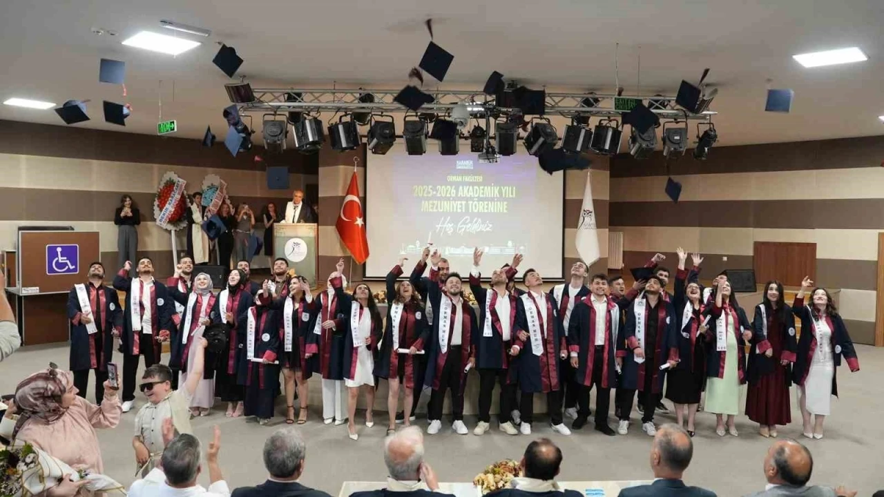 KB&Uuml;&rsquo;de mezuniyet coşkusu s&uuml;r&uuml;yor: Orman m&uuml;hendisleri, sosyal bilimciler ve diş hekimleri diplomalarını aldı
