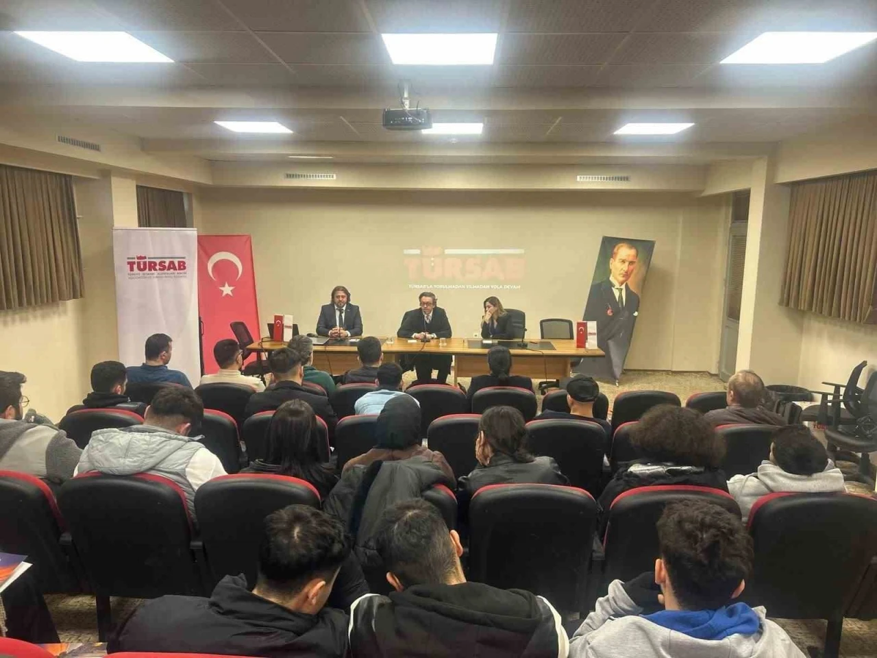 KB&Uuml;&rsquo;de turizm taşımacılığının geleceği masaya yatırıldı
