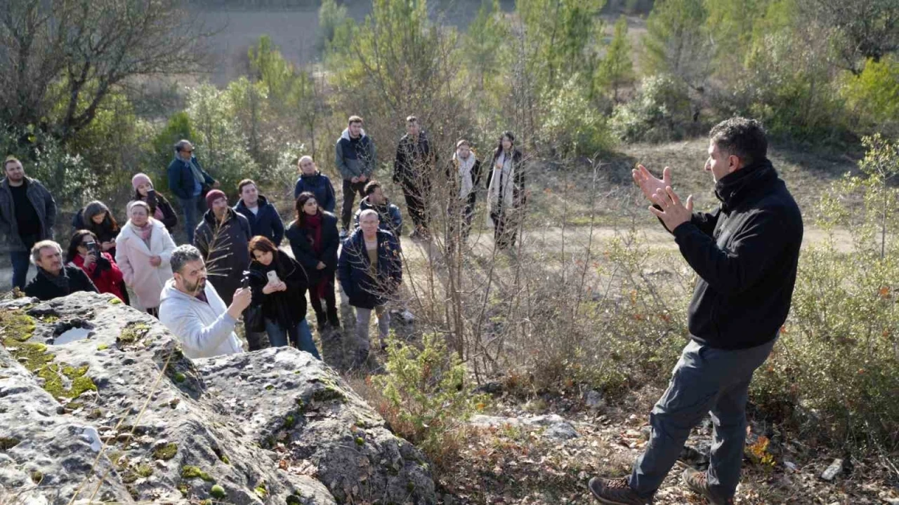 KB&Uuml;&rsquo;den kaya mezarları ve arkeolojik alanlara saha gezisi
