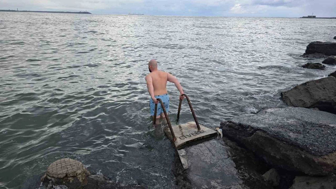 Kdz. Ereğli&rsquo;de avukat soğuk havaya aldırış etmeden denize girdi
