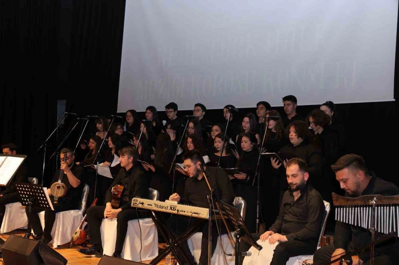 KEAL Türk Halk Müziği Korosu konseri büyük beğeni topladı

