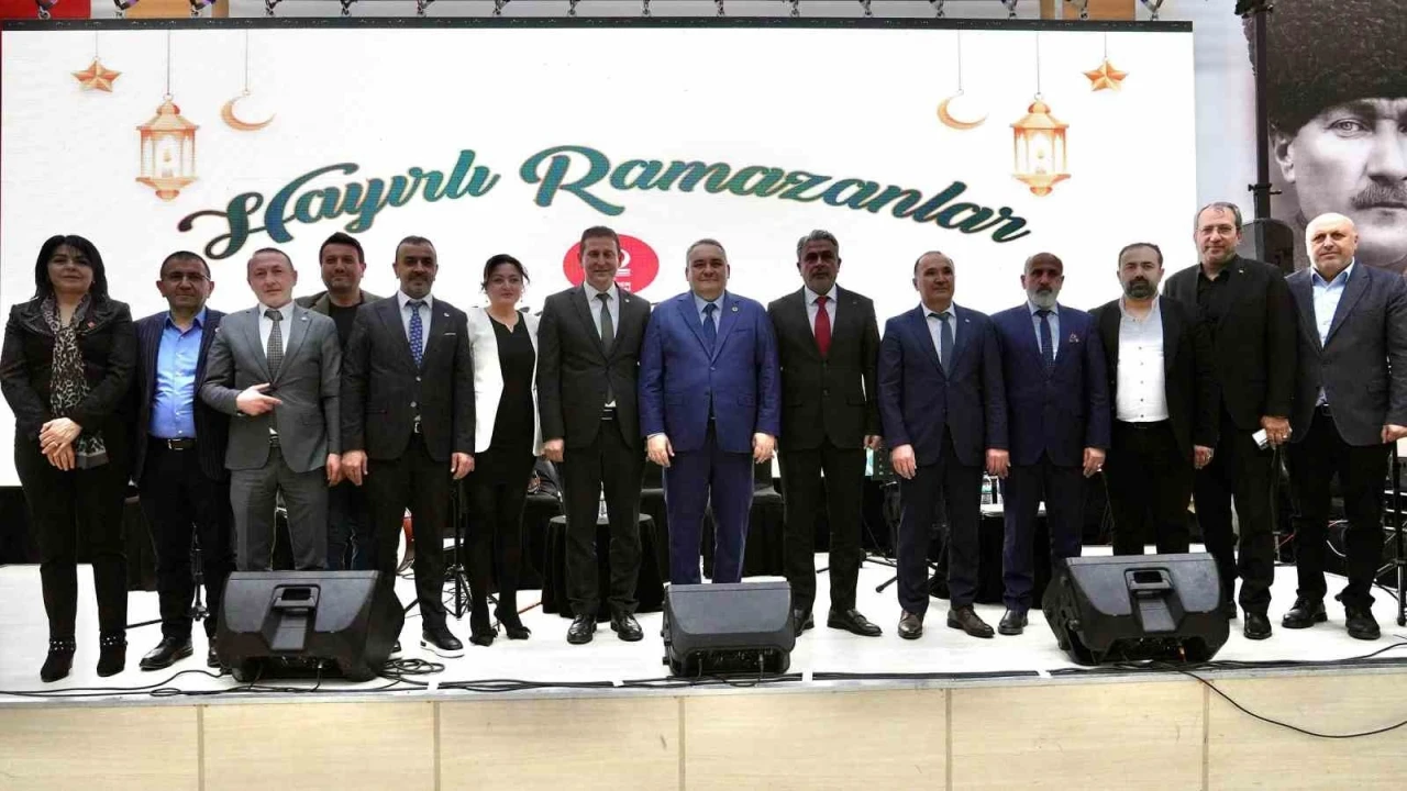 Keçiören Belediye Başkanı Özarslan, berberler ve kuaförlerle iftar yaptı