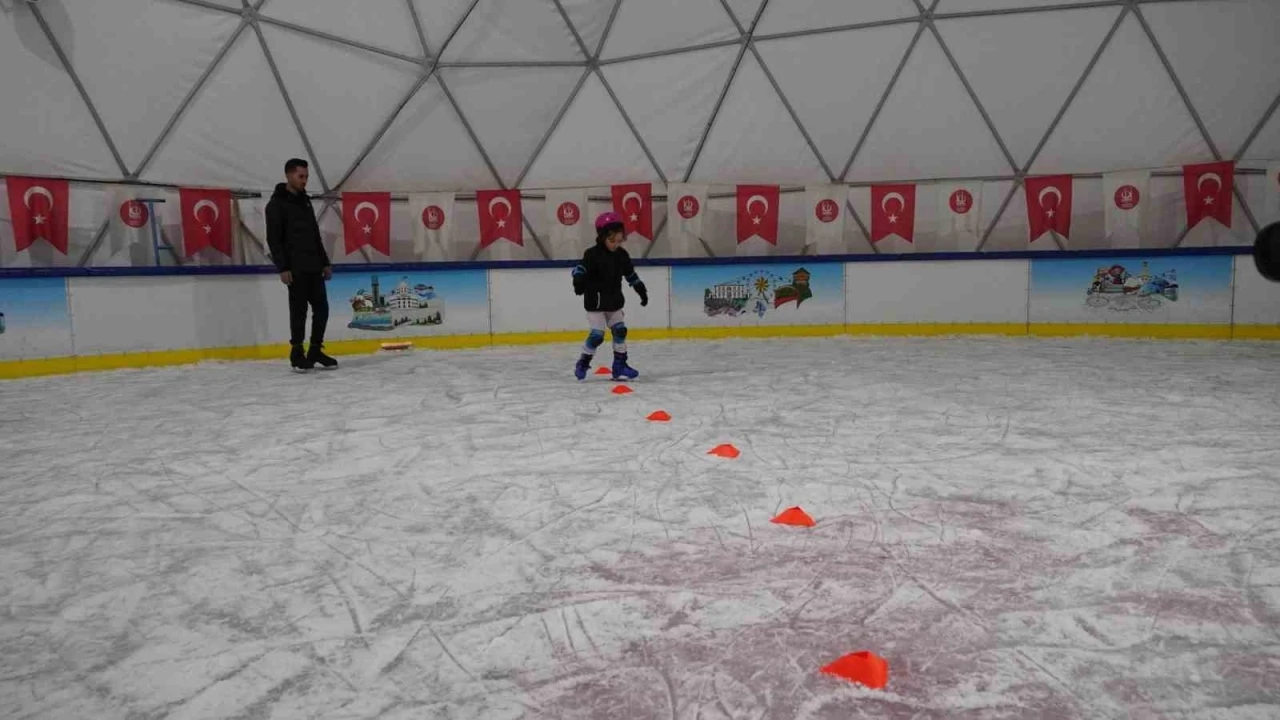 Ke&ccedil;i&ouml;ren&rsquo;de &uuml;cretsiz buz pateni pisti yoğun ilgi g&ouml;r&uuml;yor
