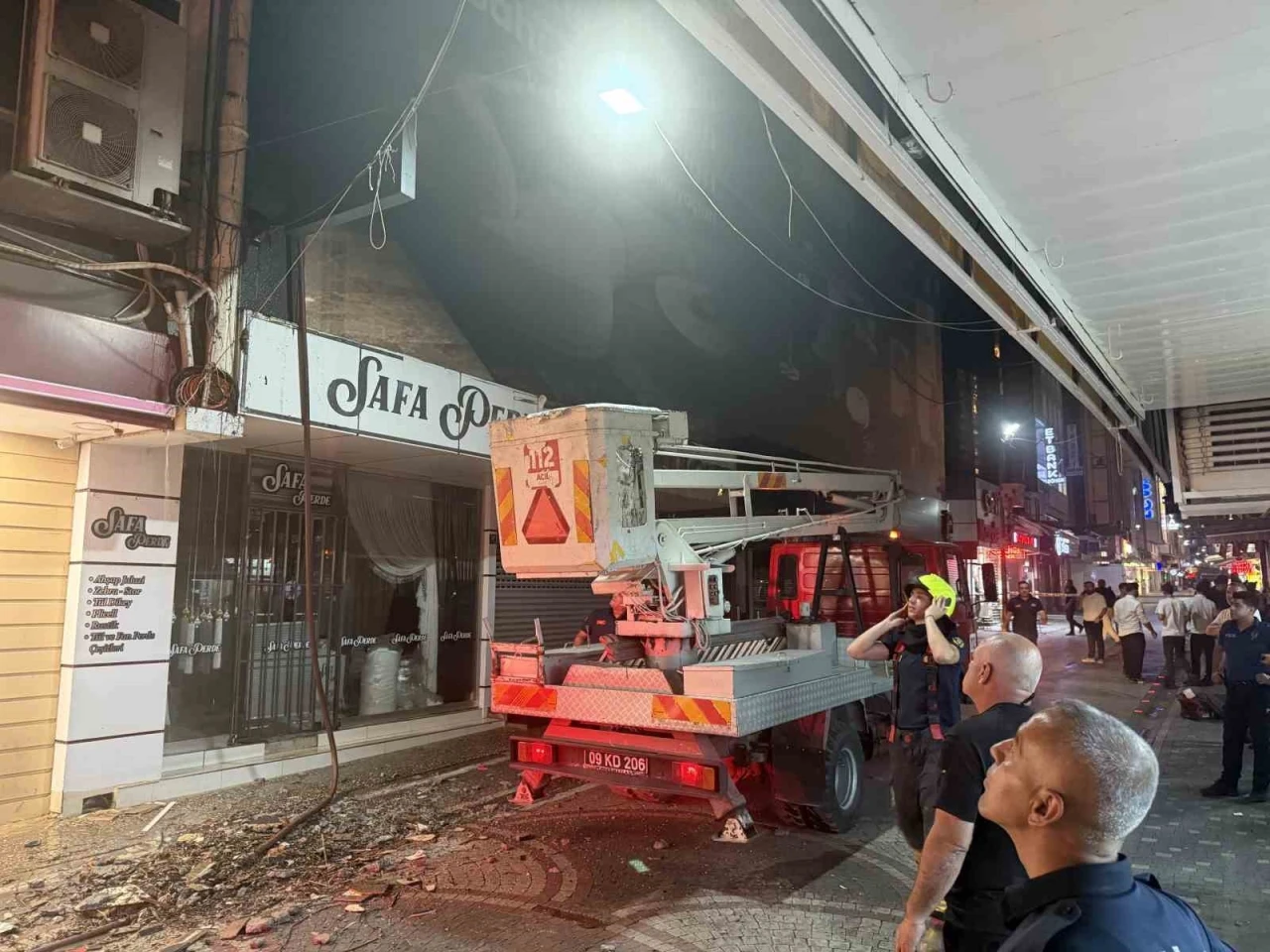 Kedi kurtarmaya gelen itfaiye erleri AVM&rsquo;de &ccedil;ıkan yangını b&uuml;y&uuml;meden s&ouml;nd&uuml;rd&uuml;
