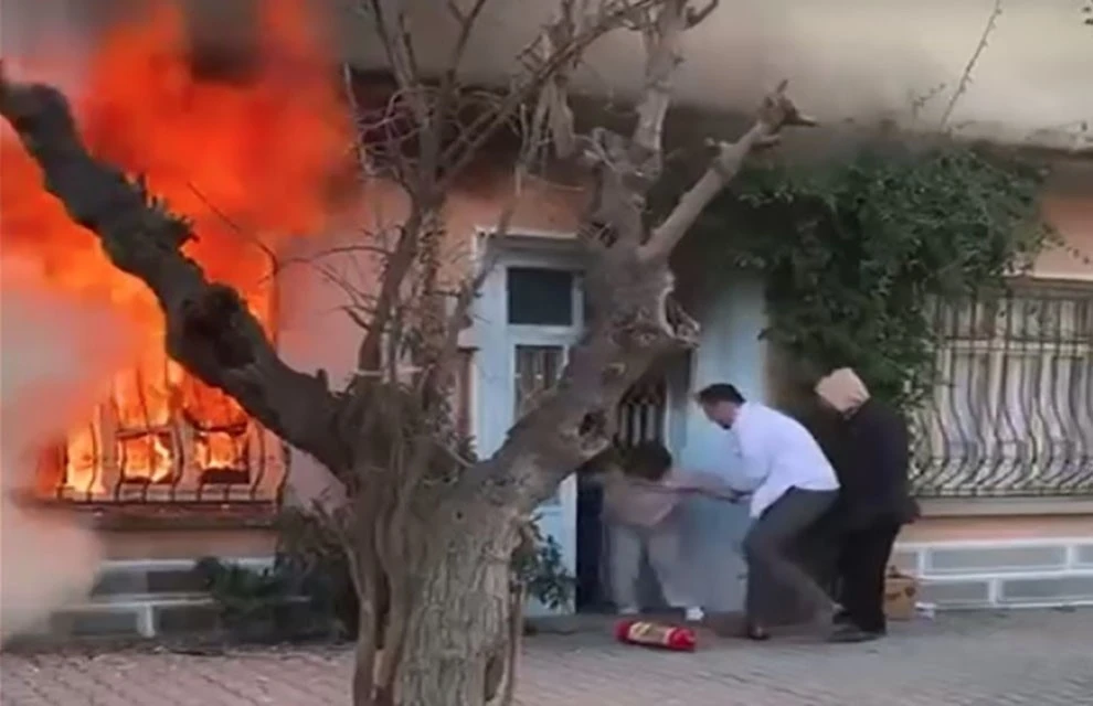 Kedisini kurtarmak i&ccedil;in alevlerin i&ccedil;ine daldı; komşuları g&uuml;&ccedil;l&uuml;kle dışarı &ccedil;ıkardı
