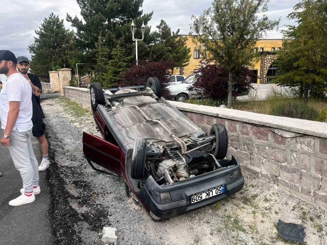 Kediye çarpmamak için manevra yapınca aracı takla attı
