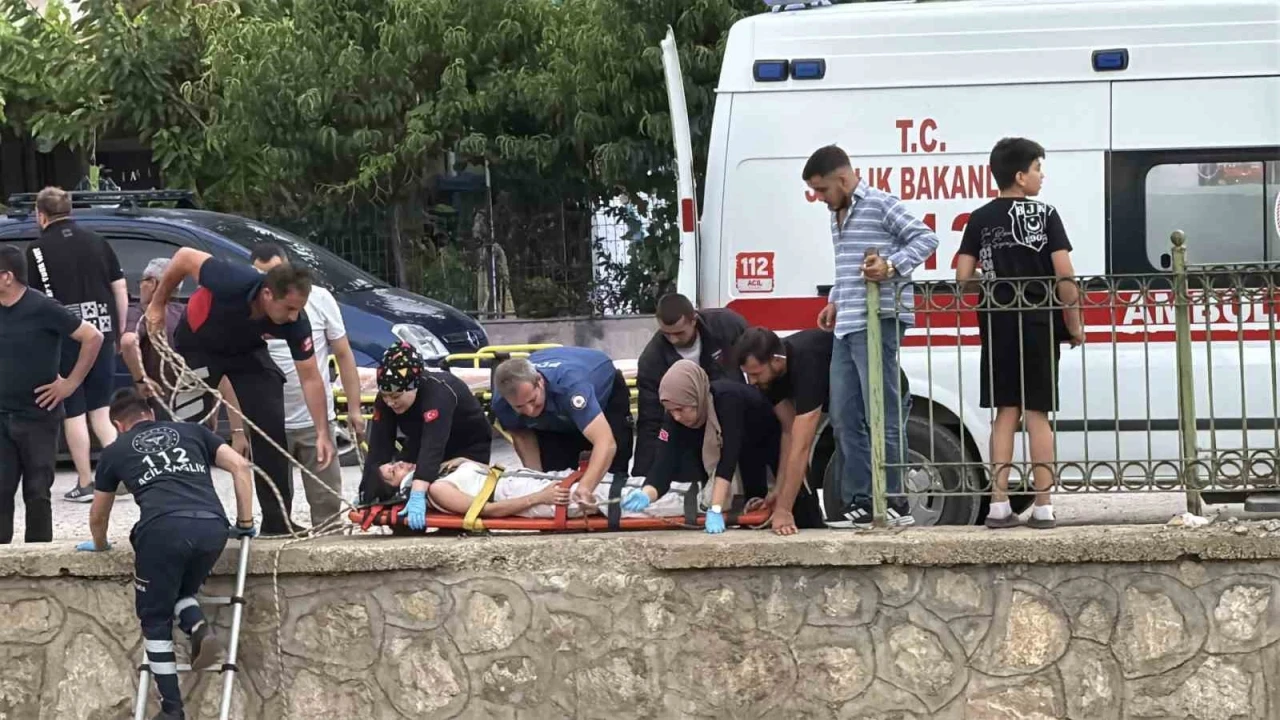 Kediye yardım etmek isterken su kanalına düştü
