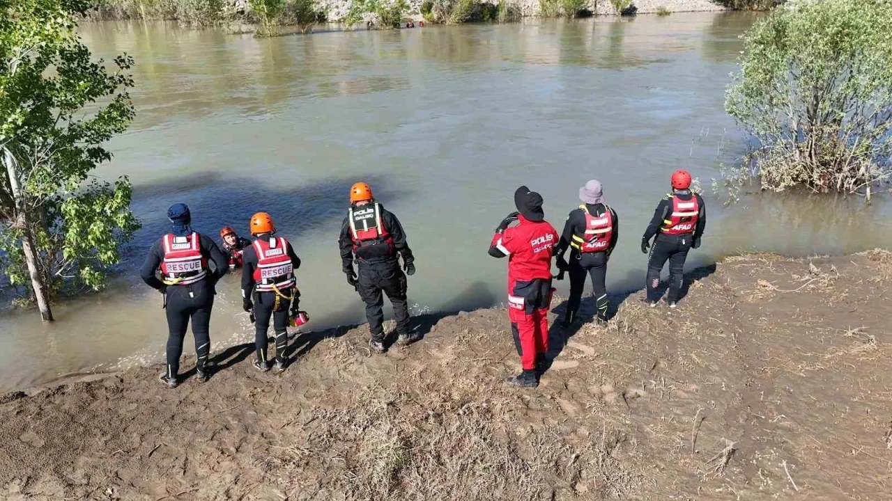 Kelkit &Ccedil;ayı&rsquo;na atlayan kızın izine 20 g&uuml;nd&uuml;r rastlanmadı
