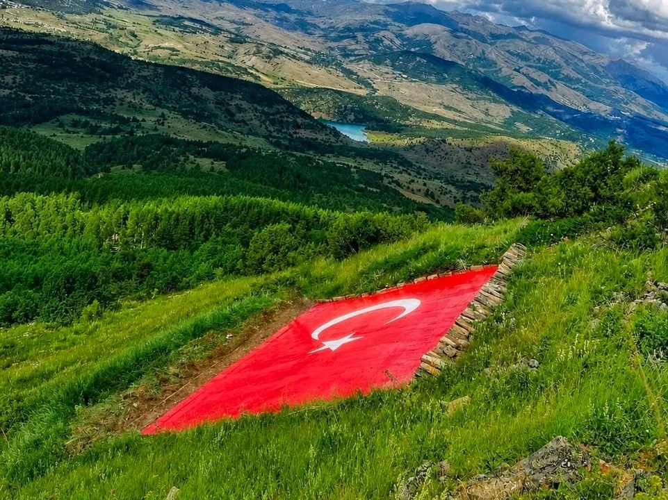 Kelkit Vadisi&rsquo;nin simgesi dev T&uuml;rk bayrağı yenilendi
