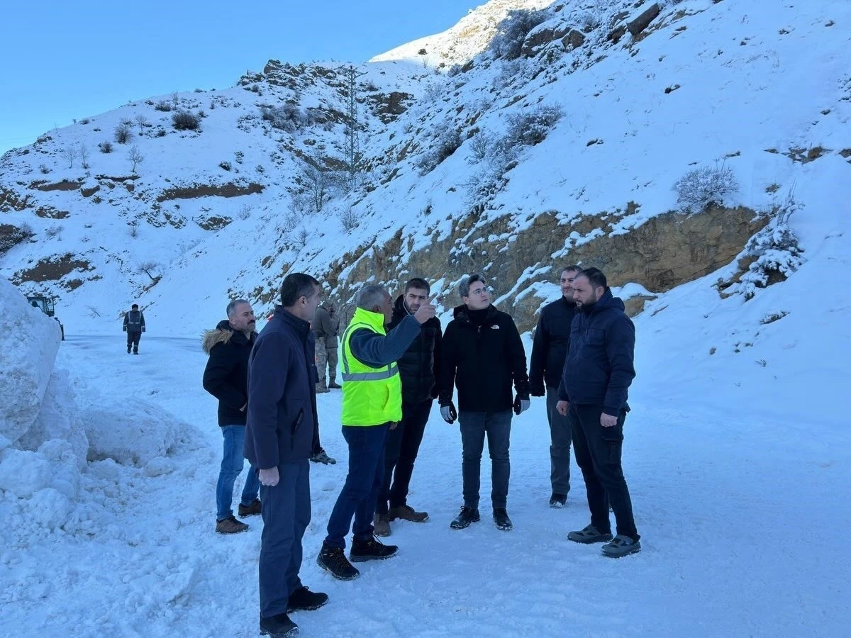 Kemaliye&rsquo;de grup k&ouml;y yolunda &ccedil;ığ meydana geldi
