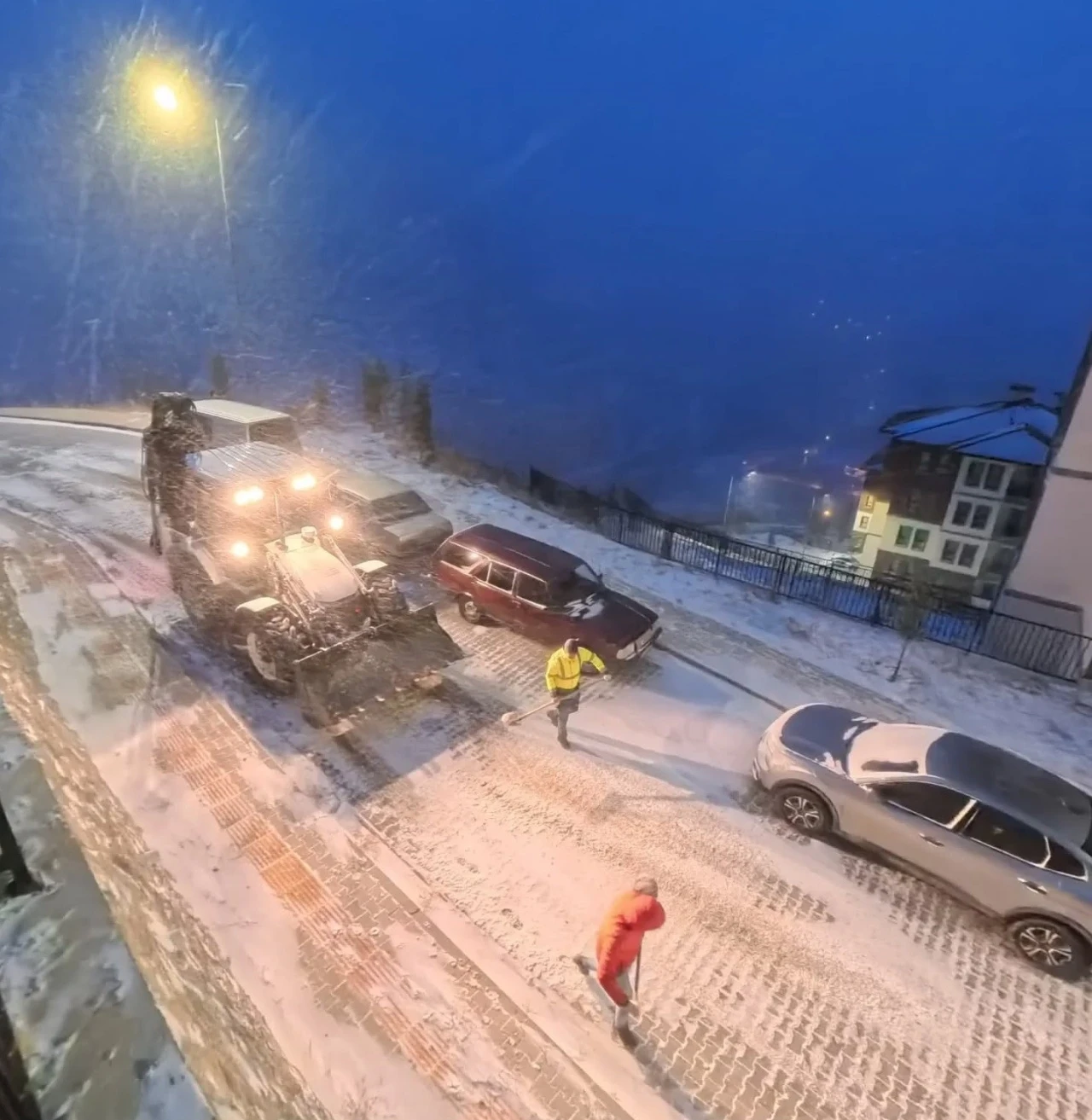 Kemaliye&rsquo;de karla m&uuml;cadele &ccedil;alışmaları aralıksız s&uuml;r&uuml;yor
