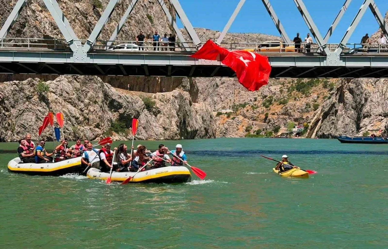 Kemaliye&rsquo;de su sporları tutkunları Fırat&rsquo;ta buluştu
