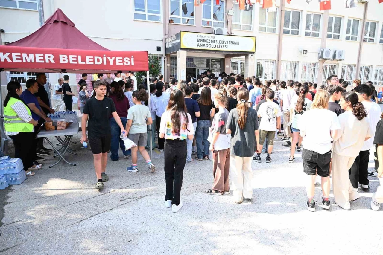 Kemer Belediyesinden LGS’ye giren öğrencilere su ve şeker
