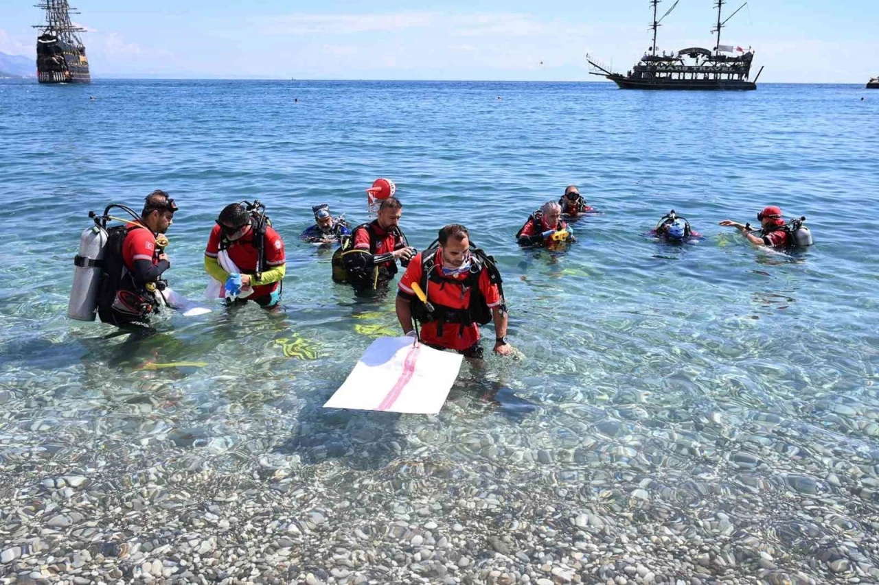 Kemer’de deniz dibi ve sahil temizliği etkinliği
