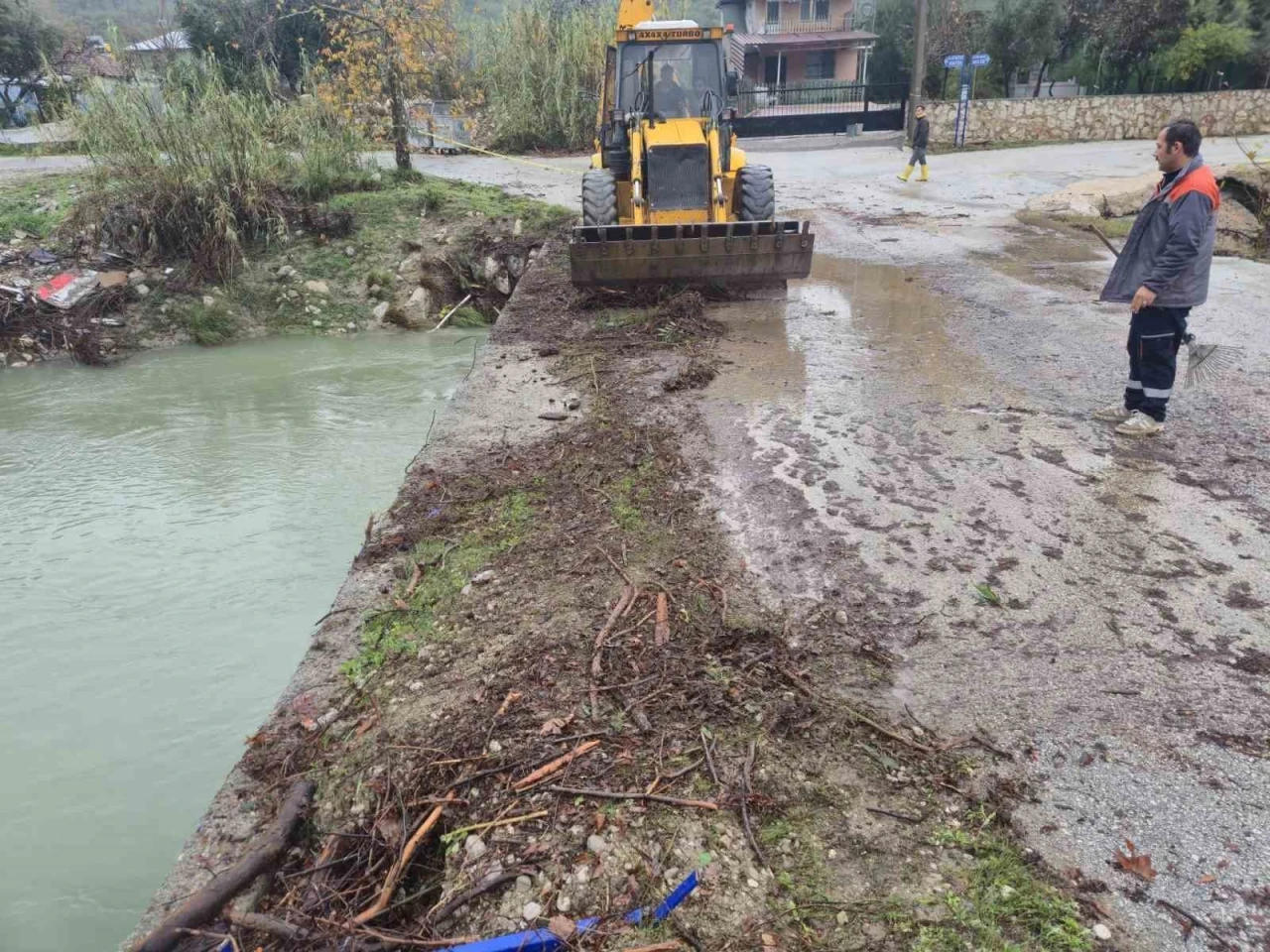Kemer&rsquo;de k&ouml;pr&uuml;leri tıkayan tomruklar temizlendi
