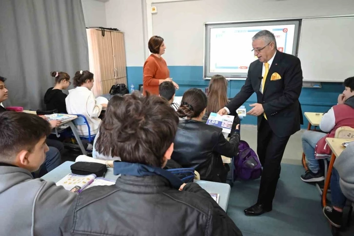 Kemer’de, öğrencilere ücretsiz LGS soru bankası dağıtıldı