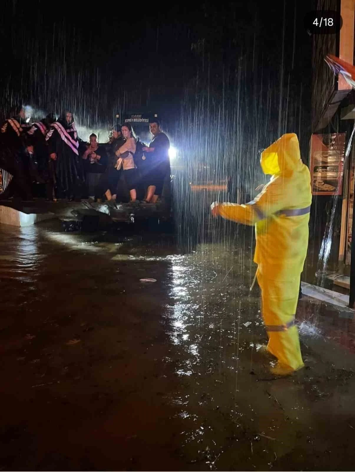 Kemer&rsquo;de sağanak yağışta mahsur kalanları jandarma kurtardı
