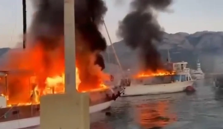 Kemer’de tekne alev alev yandı, yangının sıçradığı 2 teknede de hasar oluştu
