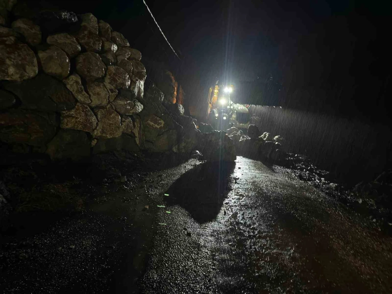 Kemer&rsquo;de yağış nedeniyle istinat duvarı &ccedil;&ouml;kt&uuml;
