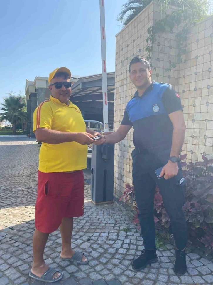 Kemer&rsquo;de zabıta kayıp c&uuml;zdanı sahibine teslim etti
