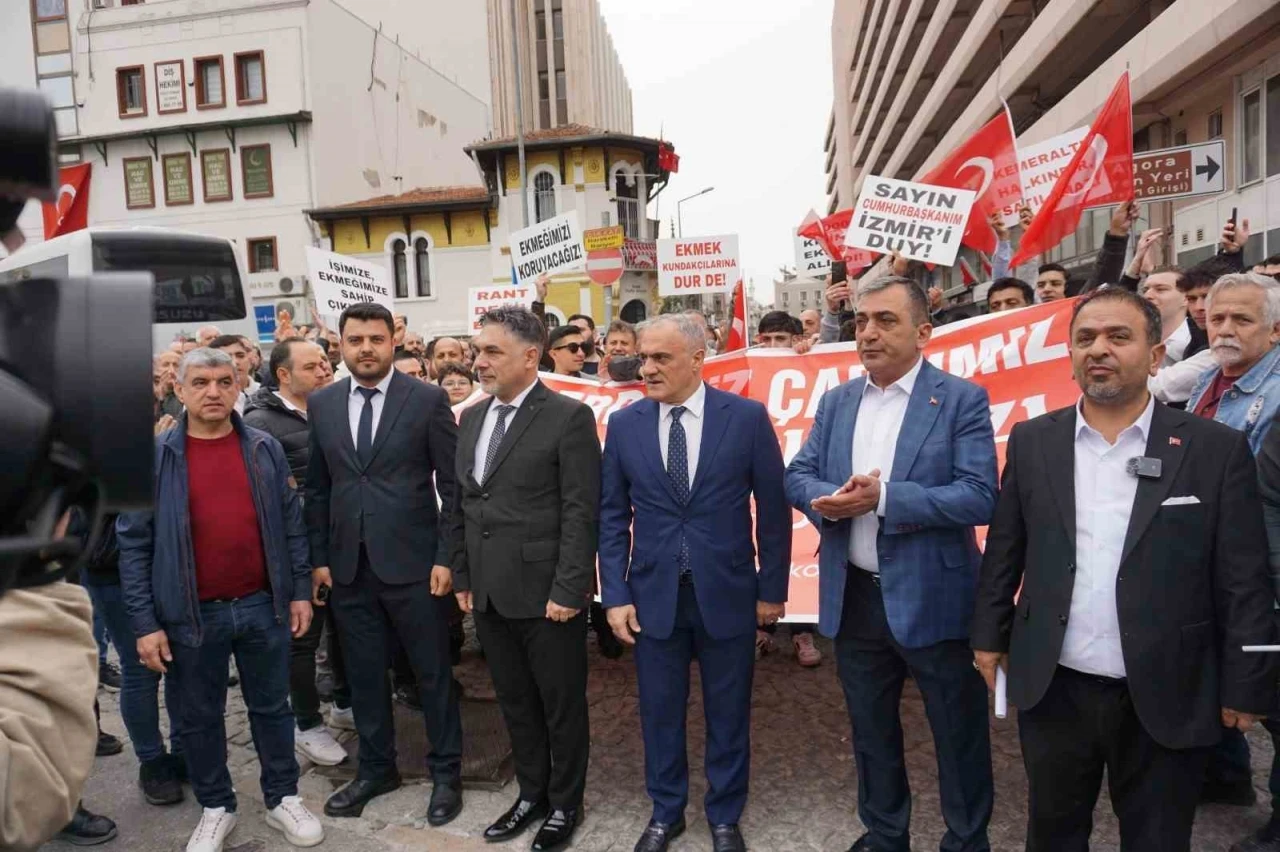 Kemeraltı esnafı, otopark sorununa &ccedil;&ouml;z&uuml;m i&ccedil;in kepenk kapatıp y&uuml;r&uuml;y&uuml;ş d&uuml;zenledi
