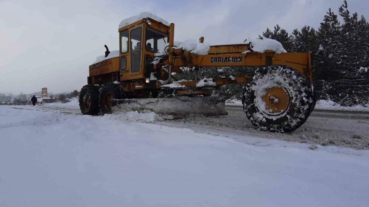 Kendi greyderiyle karla m&uuml;cadeleye destek veriyor
