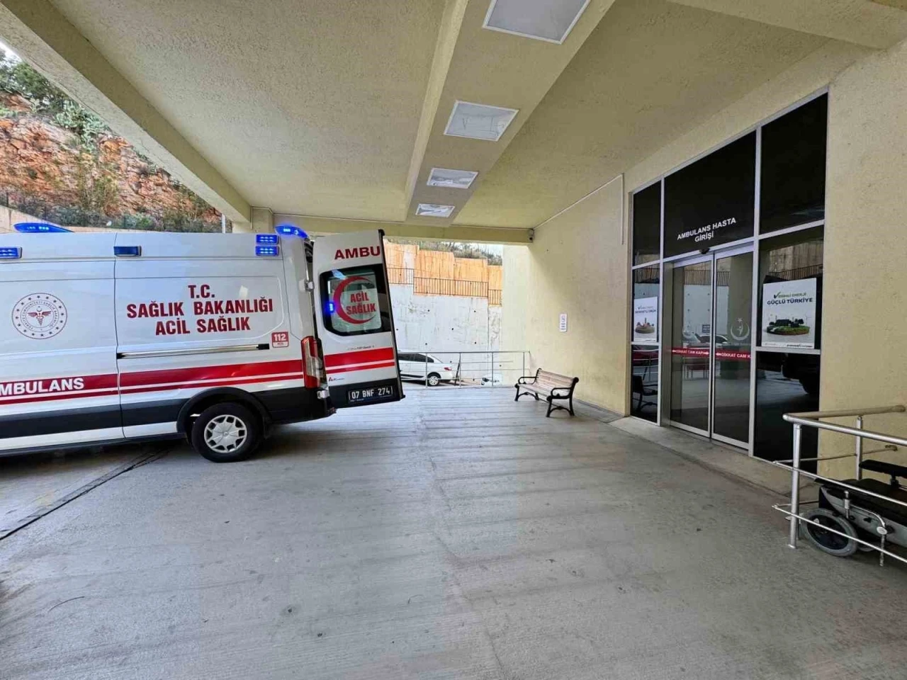 Kendi karnına iki kez bıçak saplayan adam ağır yaralandı
