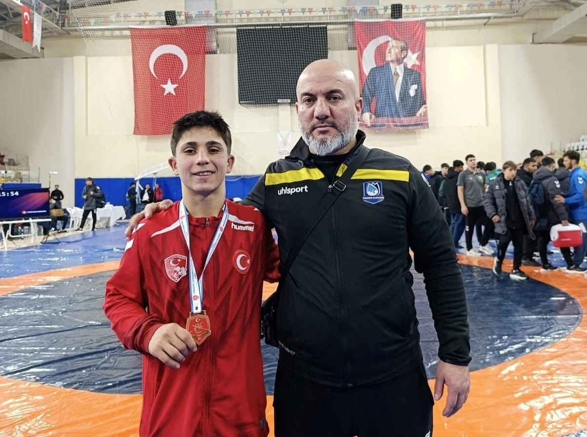 Kendinden iki yaş b&uuml;y&uuml;klerle m&uuml;cadele edip zirveye &ccedil;ıktı
