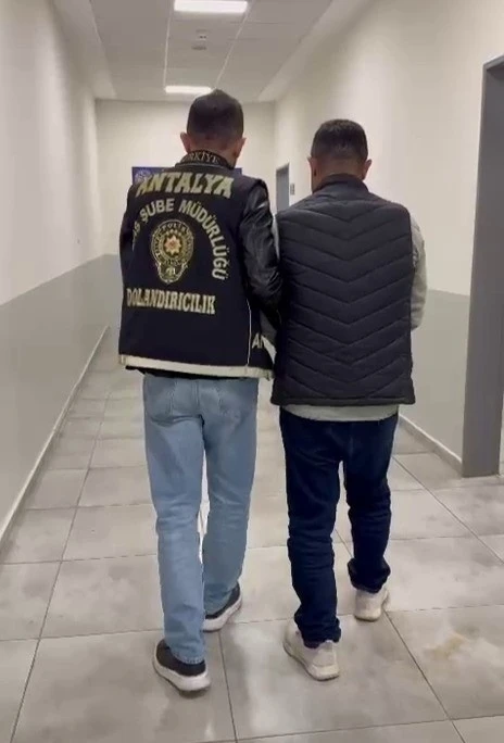 Kendisini polis olarak tanıtan dolandırıcı tutuklandı
