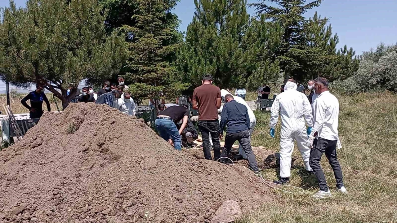 Kene tutunması sonucu &ouml;len Dursun Almamış, KKKA tedbirleri alınarak defnedildi
