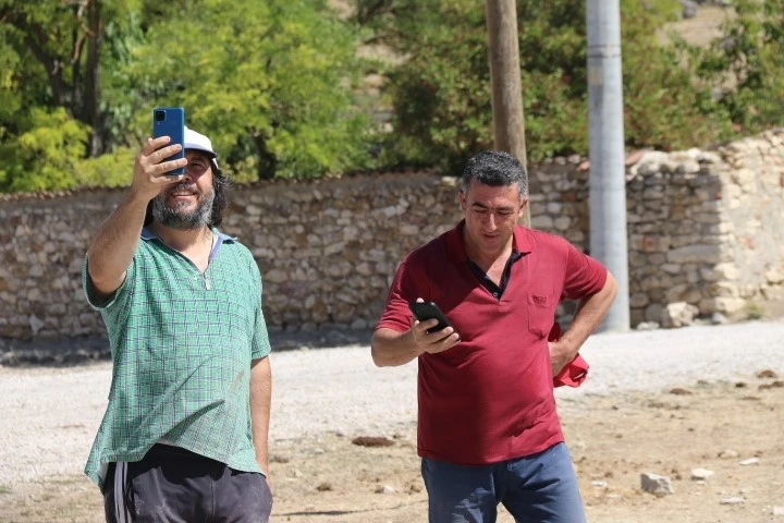 Kent merkezinin yakınındaki kırsal mahallede telefon ve internet çekmiyor

