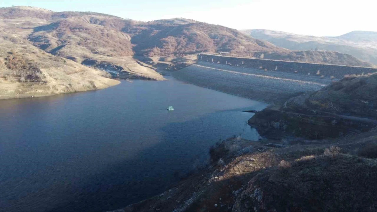 Kenti kuraklık endişesi sardı, barajdaki su seviyesi kuraklığı g&ouml;zler &ouml;n&uuml;ne serdi

