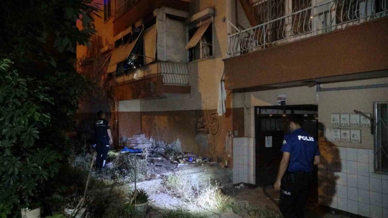 Kentsel d&ouml;n&uuml;ş&uuml;mdeki apartmanda &ccedil;ıkan yangın mahalleliyi sokağa d&ouml;kt&uuml;
