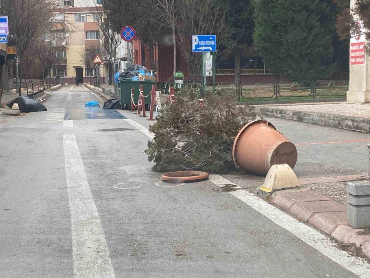 Kentte oluşan fırtına yağmurla beraber şiddetini arttırdı
