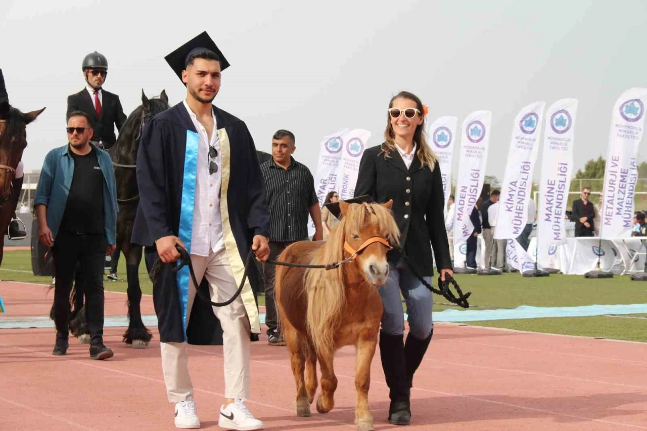 Kep takan sevimli at, 4 bin 500 öğrenci ile birlikte mezun oldu

