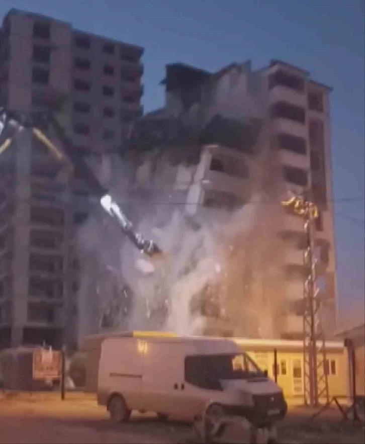 Kep&ccedil;enin darbesiyle binanın yarısı yıkıldı, yarısı ayakta kaldı
