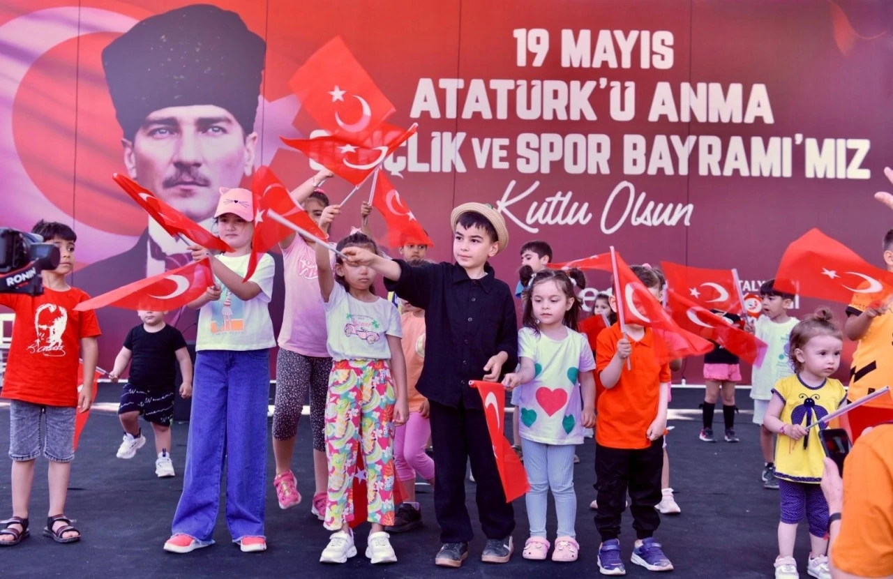 Kepez Belediyesi, &quot;Sahne Senin&quot; etkinliğiyle gençlere fırsat verdi
