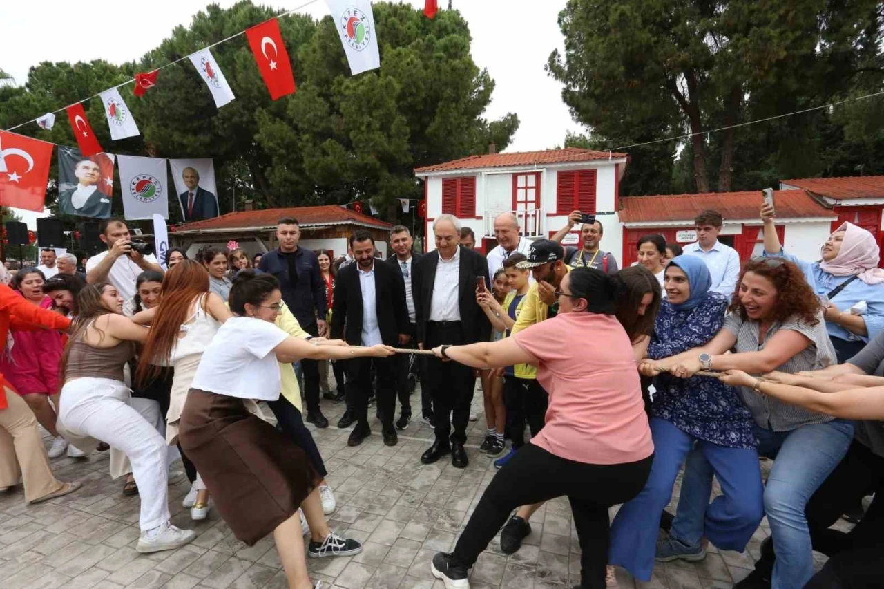 Kepez’de anneler yarıştı, çocuklar izledi

