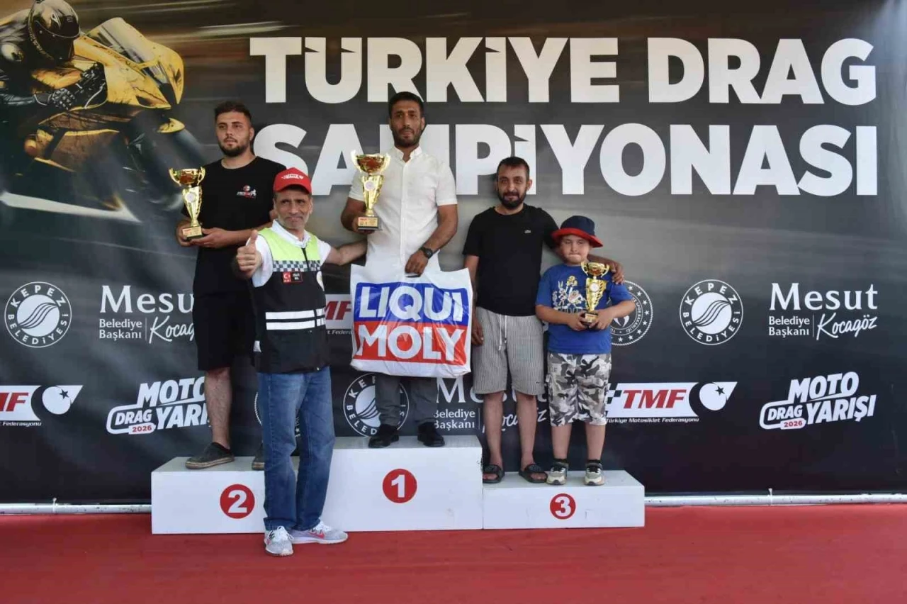Kepez&rsquo;de motodrag şampiyonları kupalarını aldı
